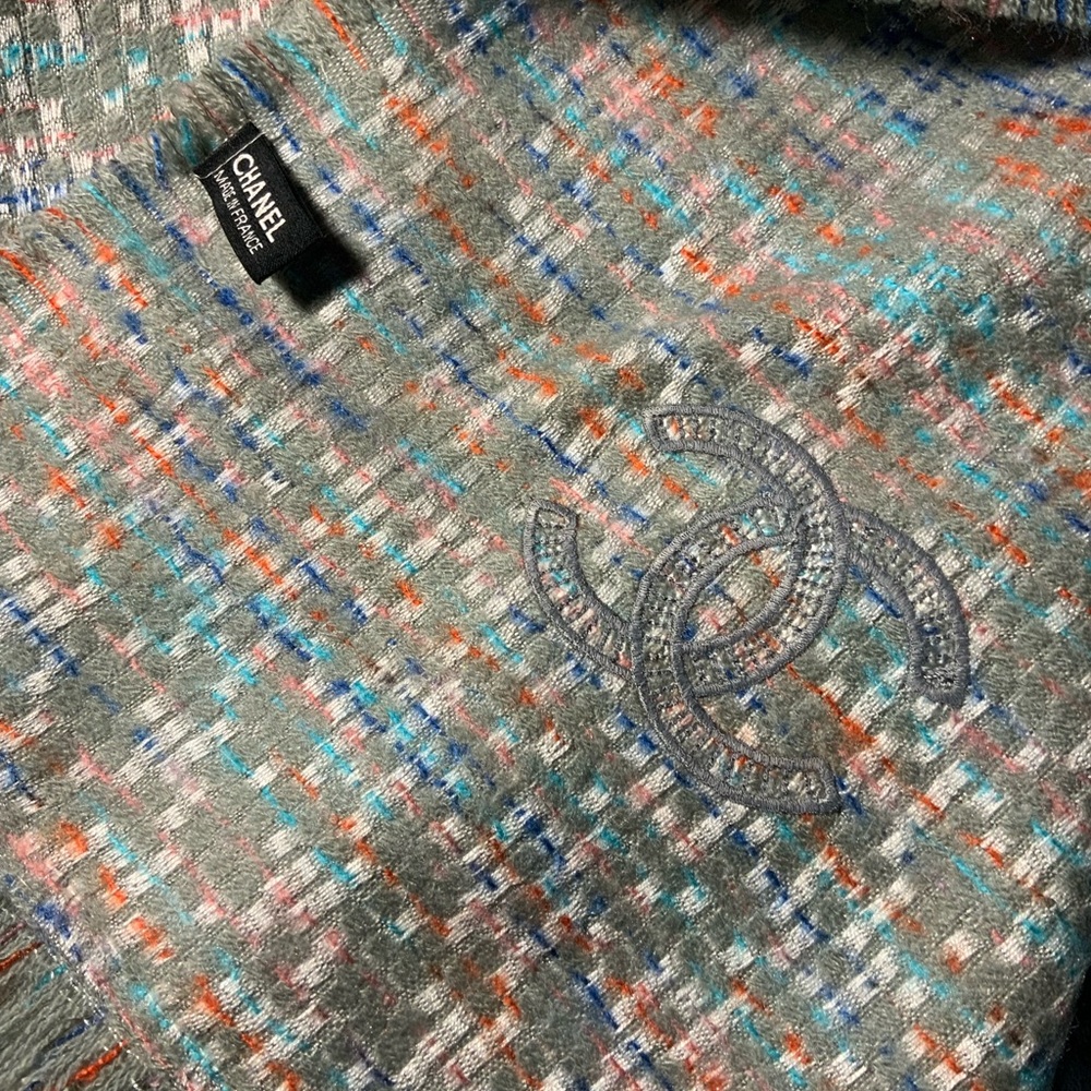 CHANEL 100% Cashmere Scarf/Shawl